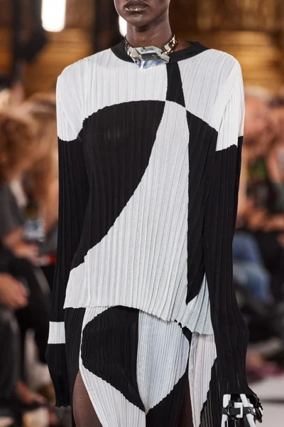 Look 10